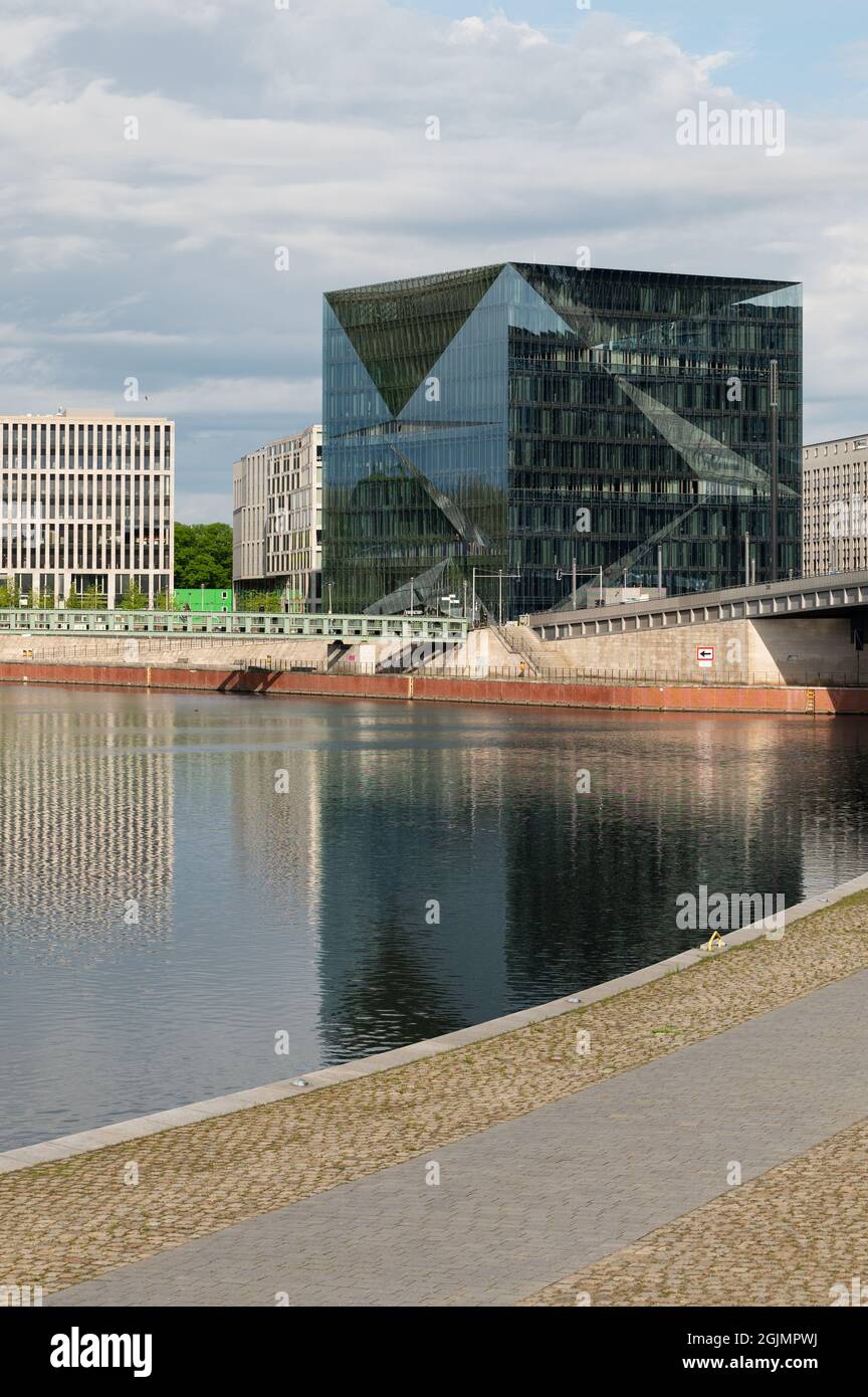 Blick vom Ufer auf das moderne und architektonische Bürogebäude des Cube Berlin am Berliner Hauptbahnhof Stockfoto