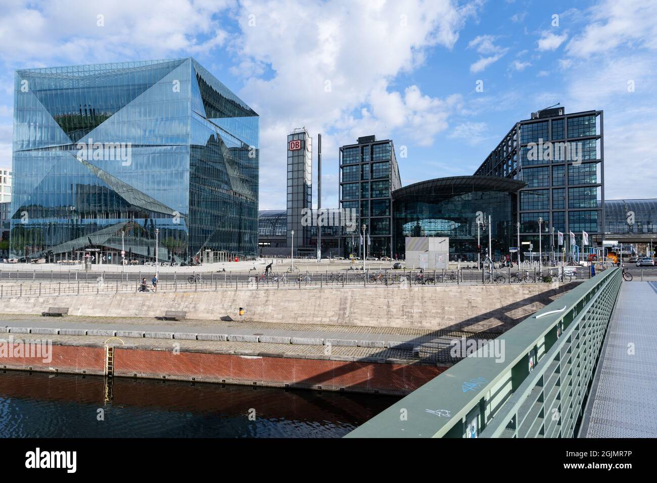 Blick auf den Hauptbahnhof und das intelligente Bürogebäude „Cube berlin“ Stockfoto