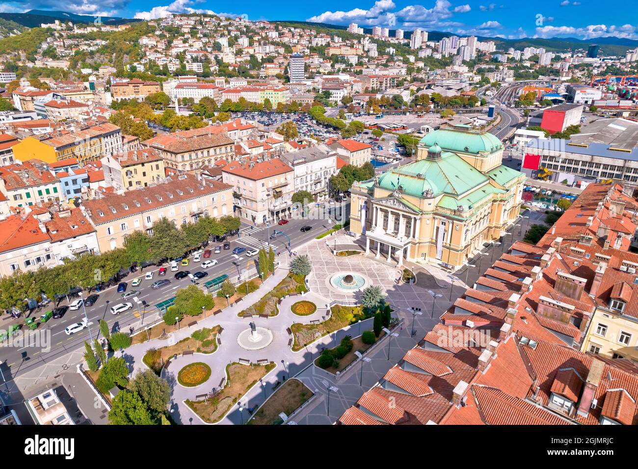 Kroatisches Nationaltheater in Rijeka Platz Luftbild, Brunnen und Architektur, Kvarner Bucht in Kroatien Stockfoto