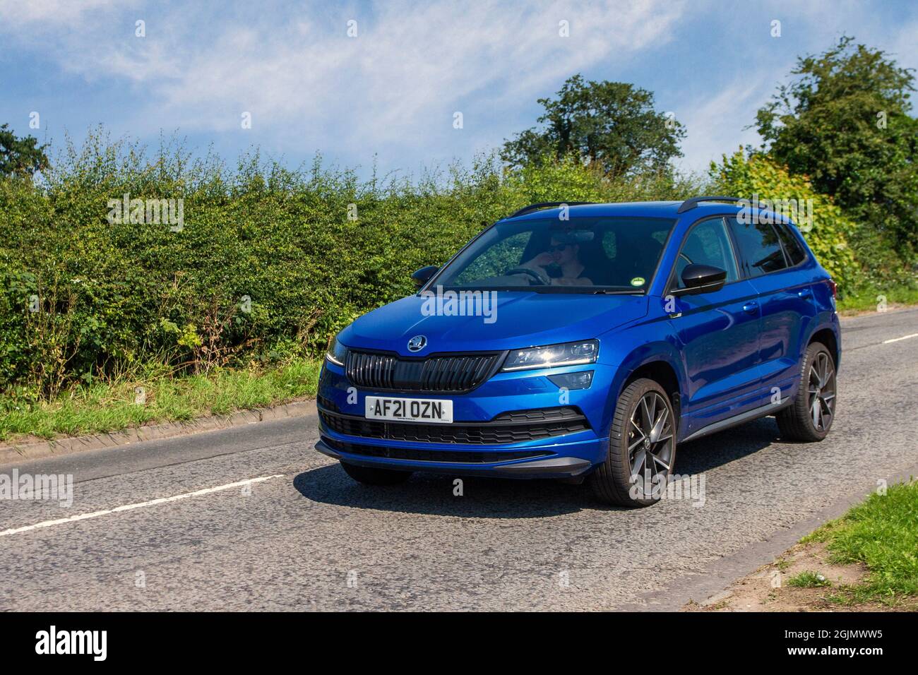 2021 blauer Skoda Karoq Sportline TSI S-A 7-Gang-Geländewagen mit 1498 ccm Benzinmotor auf dem Weg zur Capesthorne Hall Classic Car Show im Juli in Cheshire, Großbritannien Stockfoto