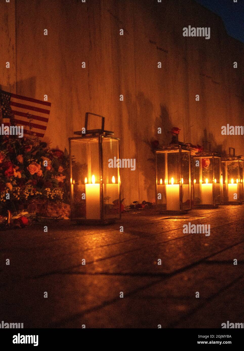 Pittsburgh, USA. September 2021. Kerzen säumen die Namenswand während des  Luminaria-Dienstes auf dem nationalen Memorial von Flug 93 am Freitag, den  10. September 2021, dem Vorabend der Terroranschläge vor 20 Jahren. Foto