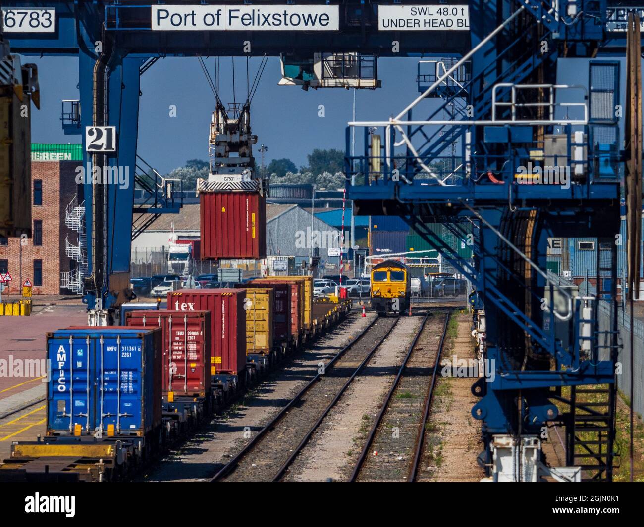 Rail Freight UK - intermodale Container werden in Güterzügen im Felixstowe Port, dem größten Containerhafen Großbritanniens, verladen. Stockfoto