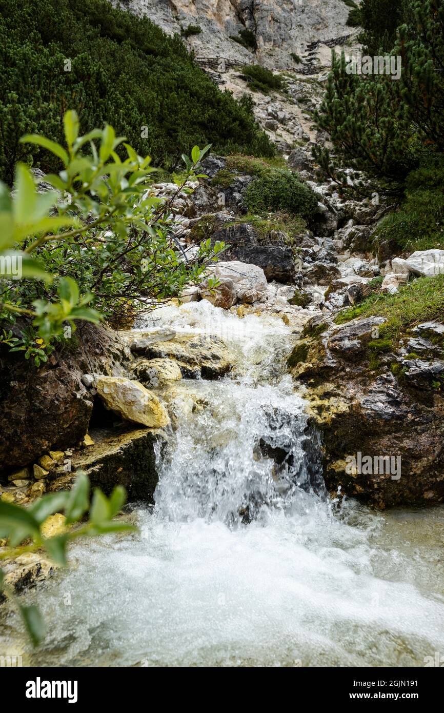 Kleiner Wasserfall aus reinem Wasser auf den dolomiten Bergen Stockfoto