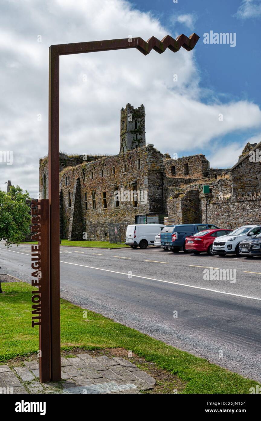 Timoleague, Irland - 15. Juli 2021: Das Schild Wild Atlantic Way befindet sich direkt vor der Timoleague Abbey im County Cork, Irland Stockfoto