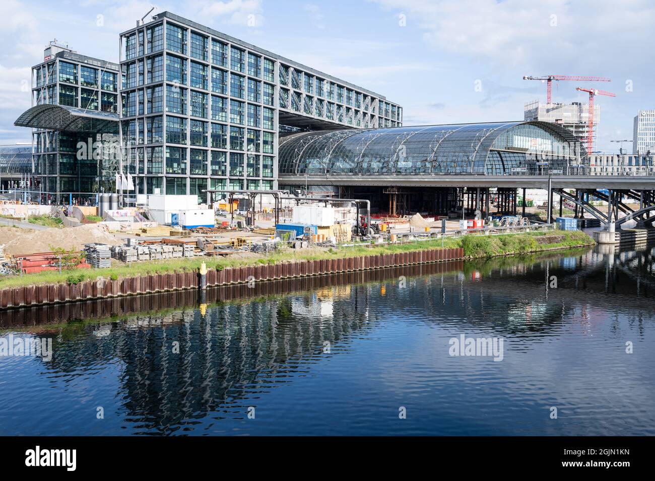 Blick auf den Berliner Hauptbahnhof vom gegenüberliegenden Spreeufer Stockfoto