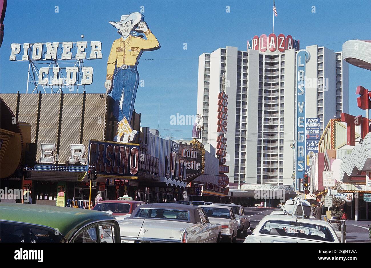 Las Vegas 1959. Downtown Las Vegas mit Pioneer Club auf der linken Seite, Coin Castle, Golden Gate Casino. Im Hintergrund das Plaza Hotel. Kodachrome Dia Original. Credit Roland Palm Ref. 6-2-18 Stockfoto