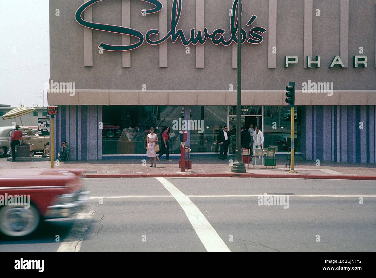 USA Los Angeles 1959. Eine Straßenszene mit Schwabs Apotheke am Sunset Boulevard. Es wurde 1932 eröffnet und am 1983. Oktober geschlossen. Es war ein beliebter Treffpunkt für Filmschauspieler und Dealmakers der Filmindustrie von den 1930er bis zu den 1950er Jahren. Kodachrome Dia Original. Credit Roland Palm Ref. 6-9-14 Stockfoto