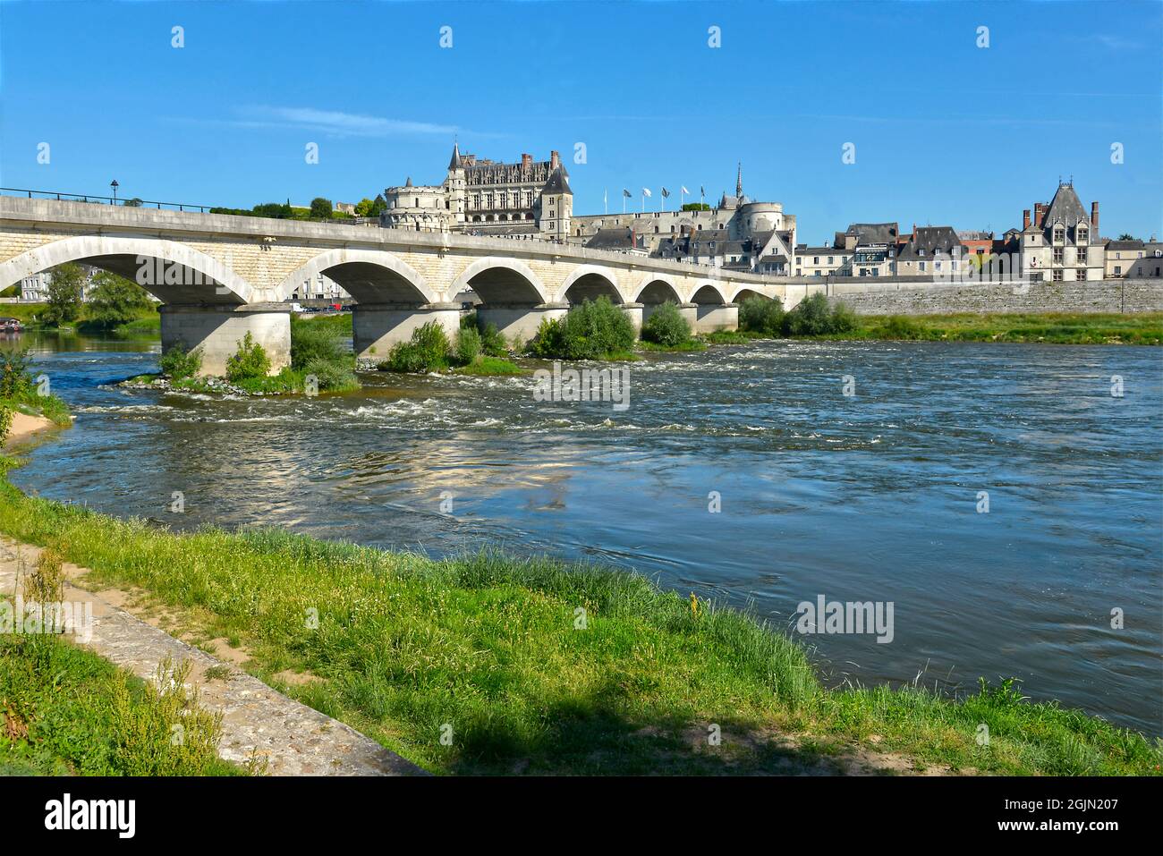 Die Loire und die Brücke von Général Leclerc in Amboise, einer Gemeinde, die für ihr herrliches Schloss bekannt ist, im Département Indre-et-Loire in Frankreich Stockfoto