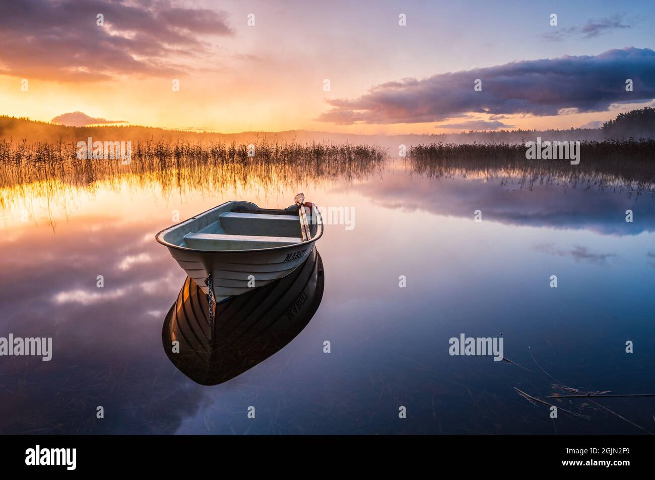 Boot auf stilles See bei Sonnenaufgang, Schweden. Stockfoto