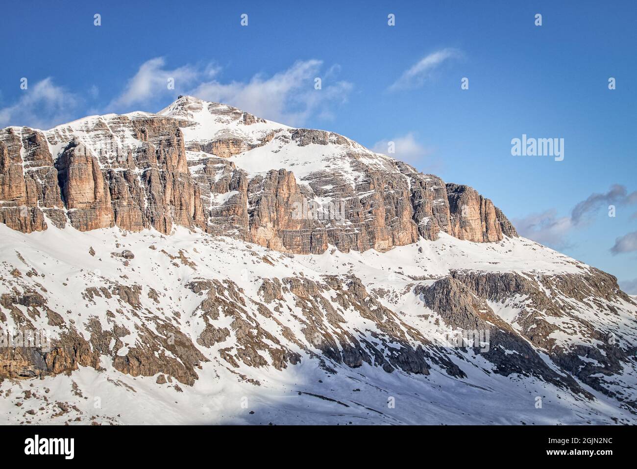 Italienische Dolomiten Fassatal Gruppo Sella Ronda im Winter mit klarem blauen Himmel und einigen Wolken. Blick von der Sass bece Bergstation in Stockfoto