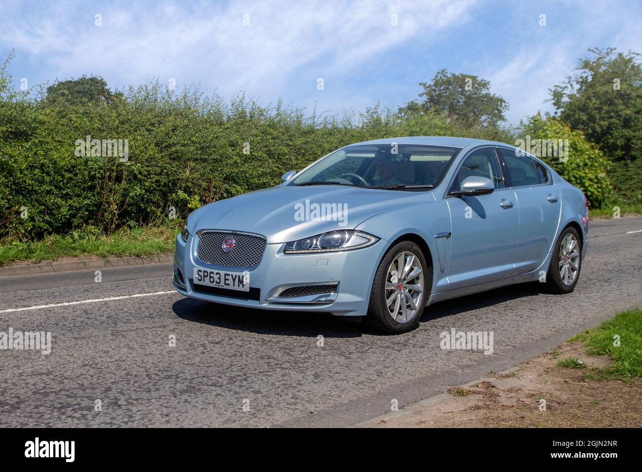 2013 blauer britischer Jaguar XF D V6 Premium Luxuslimousine mit 8-Gang-Automatikgetriebe, 2993 ccm Diesel und vier Türen auf dem Weg zur Capesthorne Hall Classic Car Show im Juli, Ceshire, Großbritannien Stockfoto