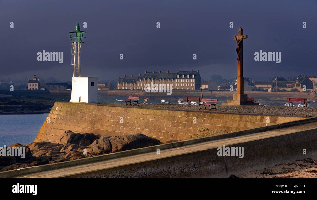 Kalvarienberg und Leuchtturm am Abend während einer Lichtung am Eingang zum Hafen von Barfleur, einer Gemeinde auf der Halbinsel Cotentin in Frankreich Stockfoto
