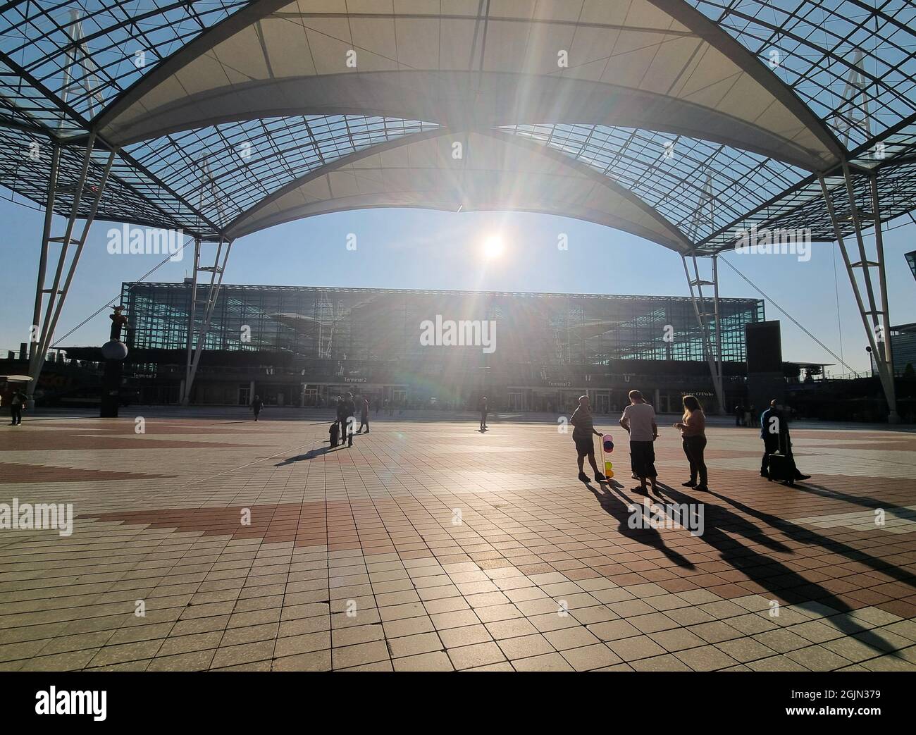 MÜNCHEN, DEUTSCHLAND - AUGUST 7: Internationale Flughafenhalle München verbindet Terminal 1 und Terminal 2. Stockfoto
