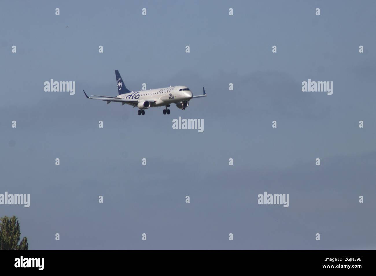 DIE Maschinen des TYPS PH-EZK KLM Cityhopper Embraer landen auf der Kaagbaan 06-24 am Flughafen Amsterdam Schiphol in den Niederlanden Stockfoto