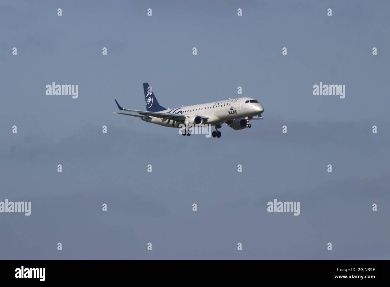 DIE Maschinen des TYPS PH-EZK KLM Cityhopper Embraer landen auf der Kaagbaan 06-24 am Flughafen Amsterdam Schiphol in den Niederlanden Stockfoto