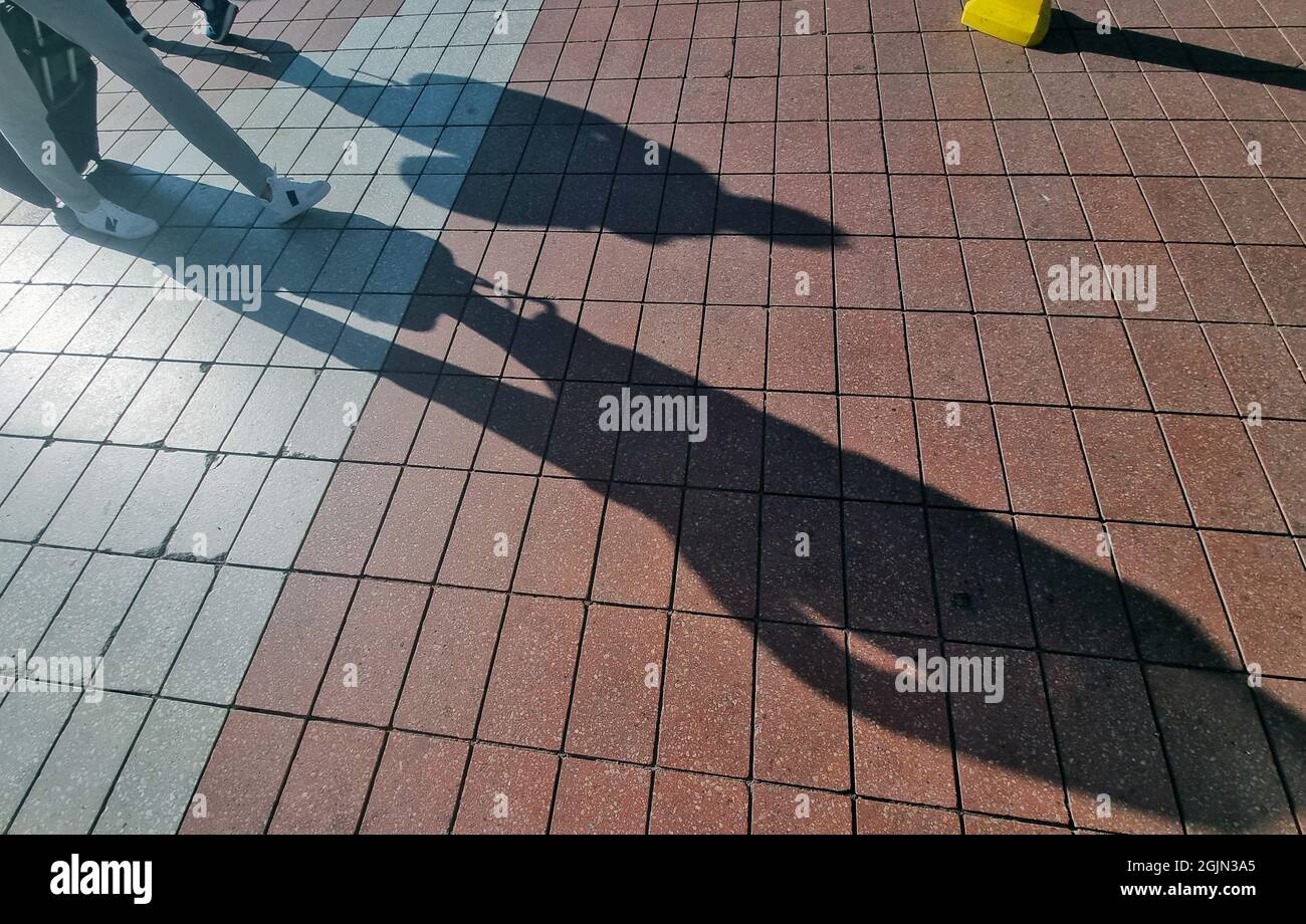 MÜNCHEN, DEUTSCHLAND - AUGUST 7: Internationale Flughafenhalle München verbindet Terminal 1 und Terminal 2. Stockfoto