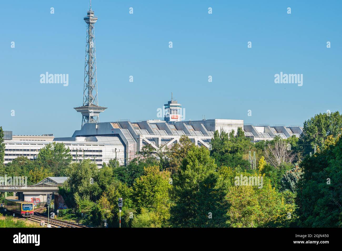 Berliner Funkturm mit ICC und einer fahrenden S-Bahn im Querformat Stockfoto