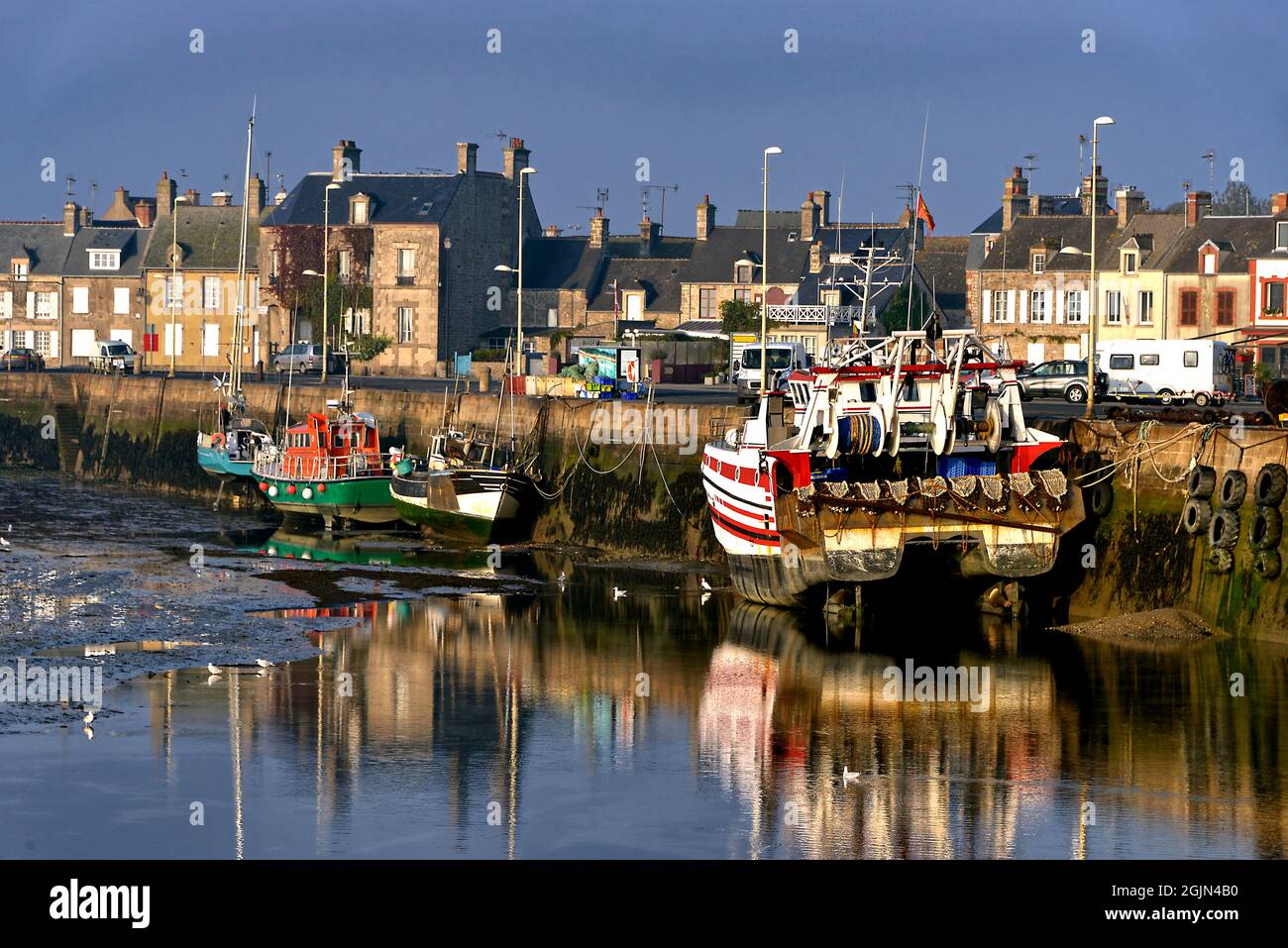 Fischerhafen Barfleur bei Ebbe, eine Gemeinde auf der Halbinsel Cotentin im Département Manche in der Basse-Normandie in Frankreich Stockfoto
