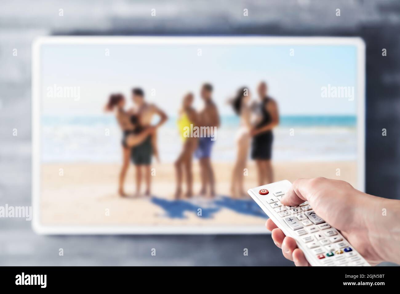 Reality-tv-Show-Stream im Fernsehen. Ansehen von Serien über den VOD-Streaming-Dienst. Paare am Strand oder auf der Insel, die nach Liebe suchen. Stockfoto