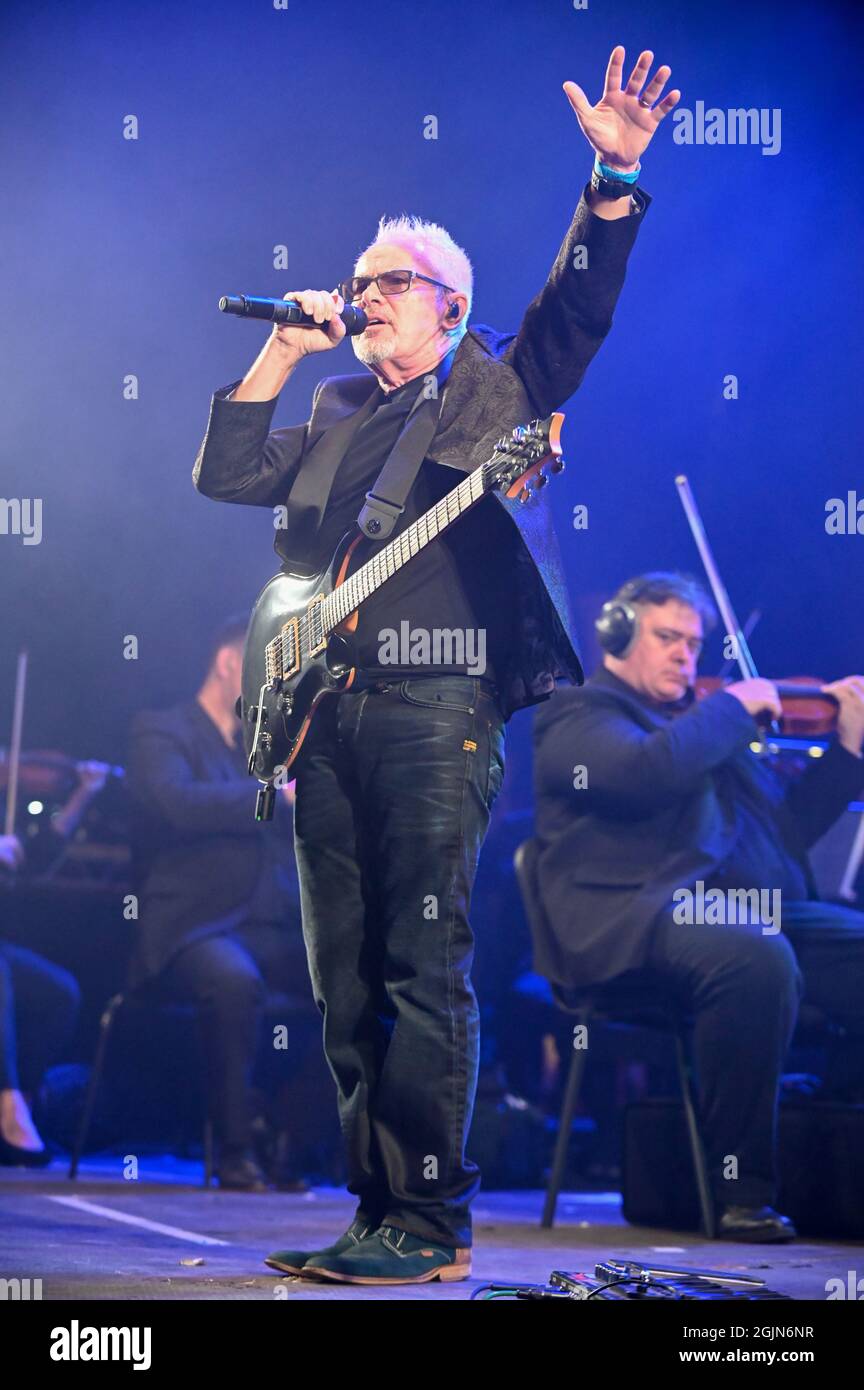 10. September 2021, Leeds, South Yorkshire, USA: Nik Kershaw Performing at , 80s Classical Concert , Leeds Millenium Square , Großbritannien , 10.09.2021 (Bildnachweis: © Robin Burns/ZUMA Press Wire) Stockfoto