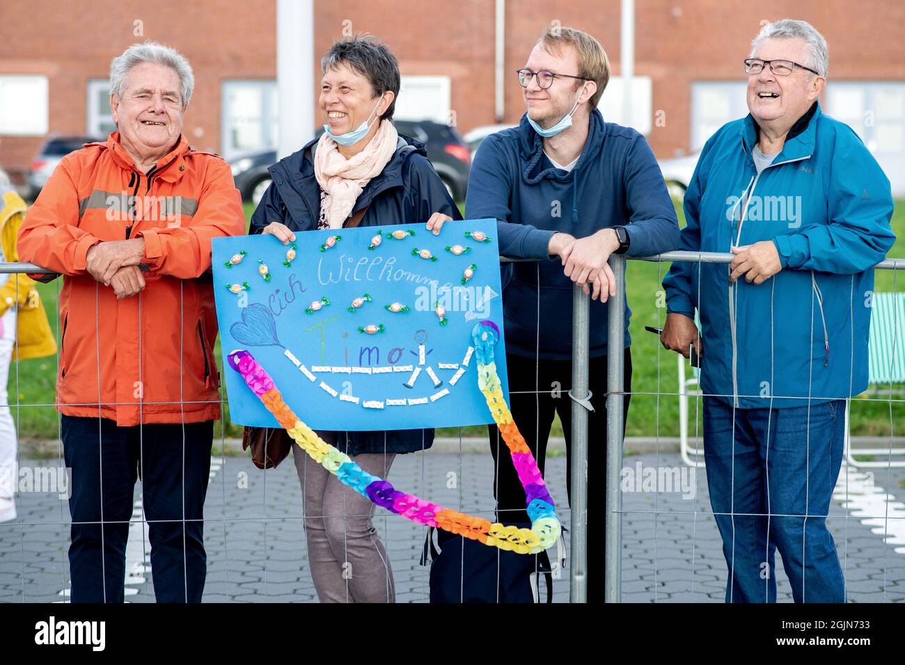 Wilhelmshaven, Deutschland. September 2021. Peter (l-r), Bettina, Tobias und Heinz begrüßen ihren Verwandten Timo, als die Fregatte Lübeck den Marinestützpunkt erreicht. Das Marineschiff war Anfang Mai in den Einsatz gekommen, um der „Standing NATO Maritime Group 2“ in der Ägäis beizutreten, die Maßnahmen gegen den Schmuggel im Meeresgebiet unterstützt. Quelle: Hauke-Christian Dittrich/dpa/Alamy Live News Stockfoto