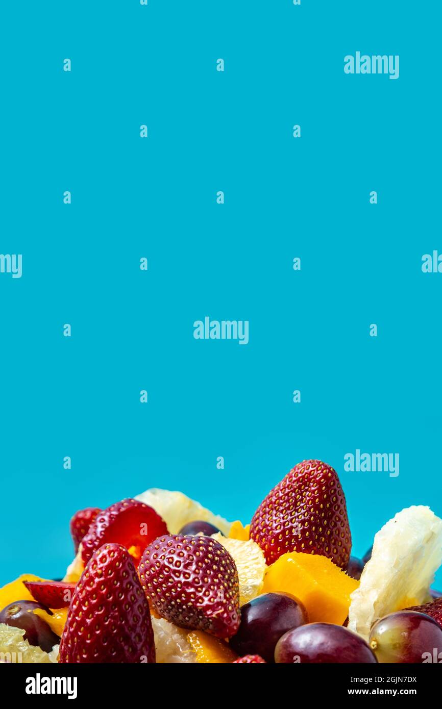 Eine Portion verschiedene Früchte mit einem tiffany-blauen Hintergrund. Stockfoto