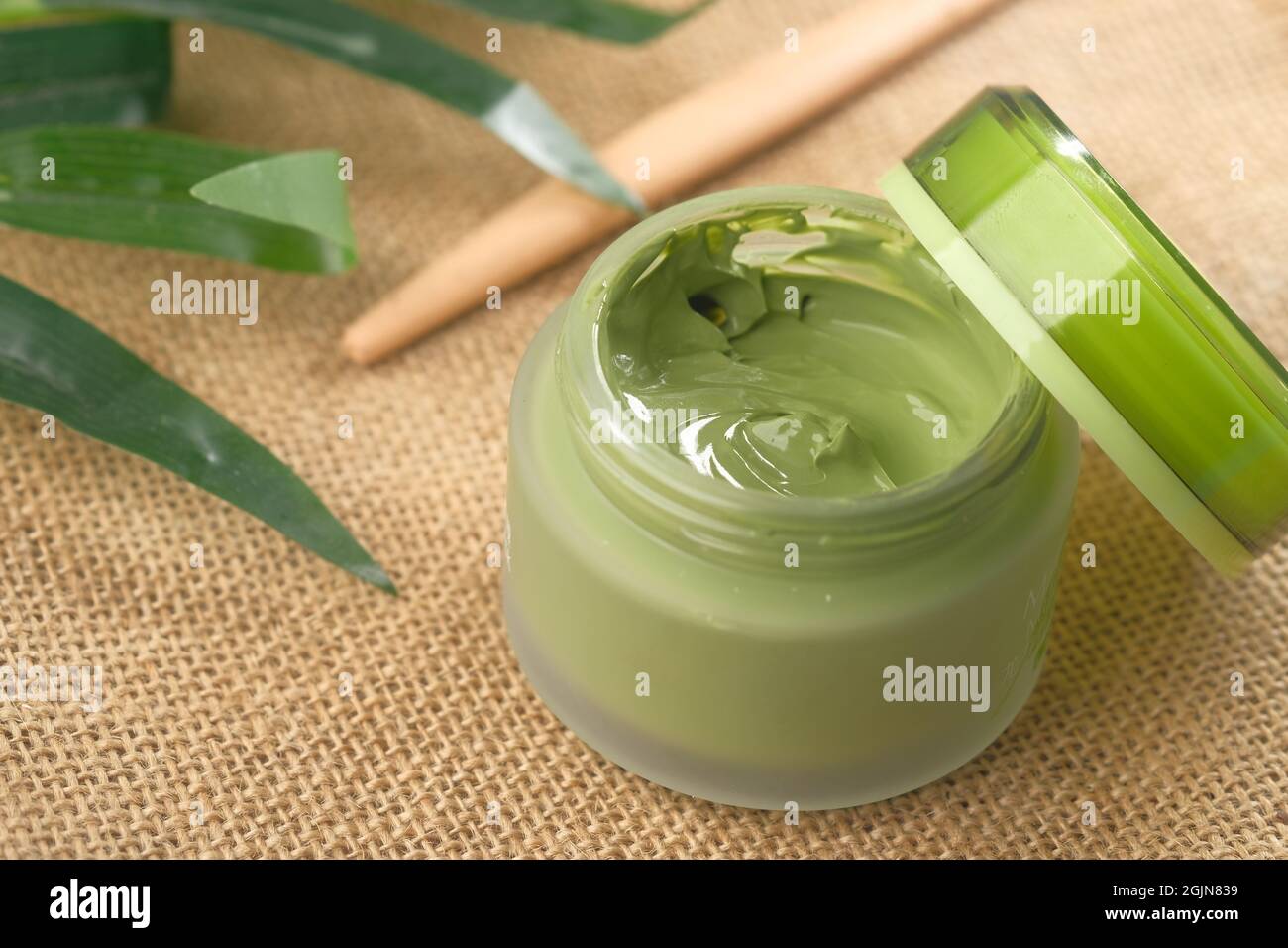 Blasentonmaske im Behälter auf dem Tisch Stockfoto