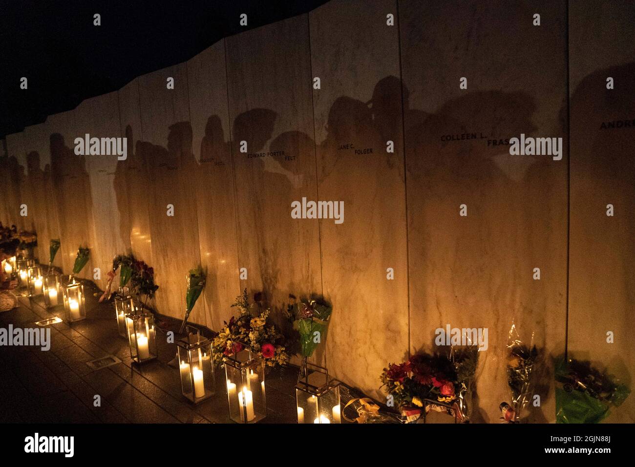 Washington DC, USA. September 2021. Menschen besuchen die Wall of Names während einer Gedenkfeier bei Kerzenschein für die Passagiere und die Besatzung von Flug 93 der United Airlines in Shanksville, Pennsylvania, USA, 10. September 2021. Anlässlich des 20. Jahrestages der Anschläge vom 11. September wurden am National Memorial von Flight 93 in Pennsylvania Gedenkstätten abgehalten. Quelle: Liu Jie/Xinhua/Alamy Live News Stockfoto