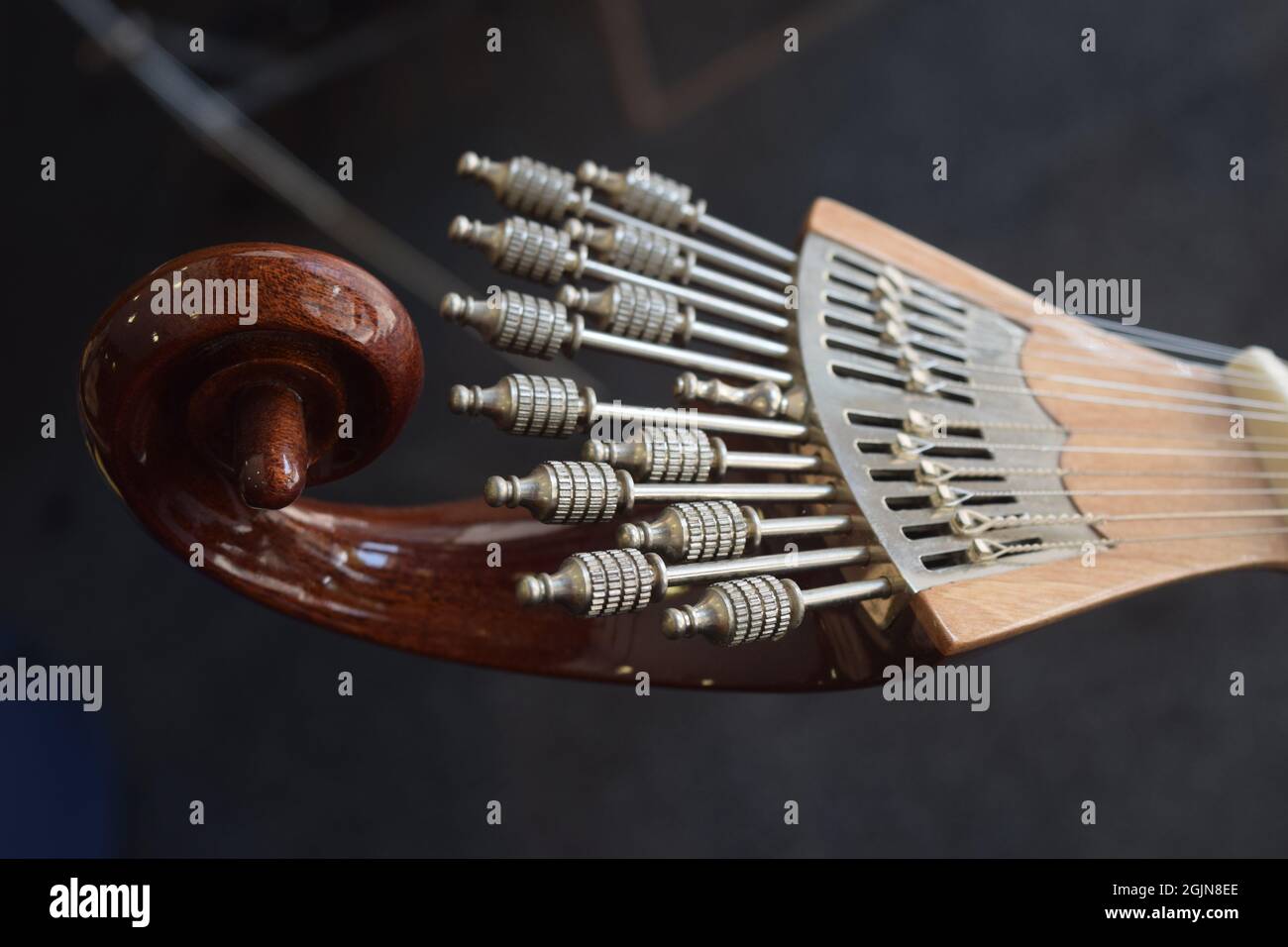 Kopfstock eines Mandolins (gezupftes Chordophon), Lissabon, Spanien Stockfoto