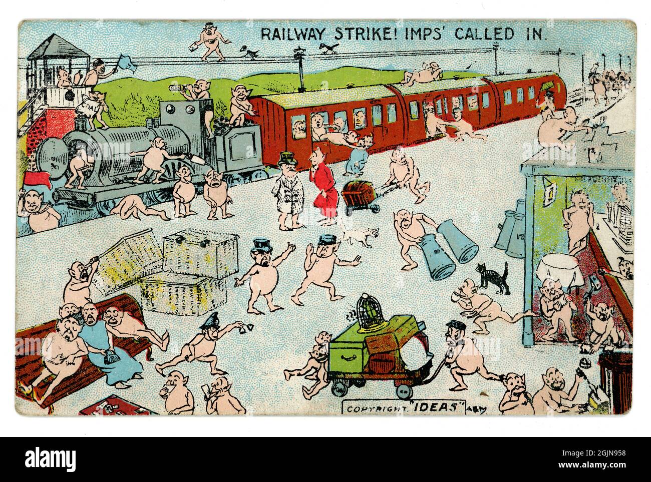 Original Comic-Postkarte aus dem frühen 20. Jahrhundert, „imps called in to help“, die während eines Eisenbahnstreiks Chaos auslöste, Dampflok-Schreibwaren auf der Plattform, während imps Chaos verursachen. 1908, GROSSBRITANNIEN Stockfoto