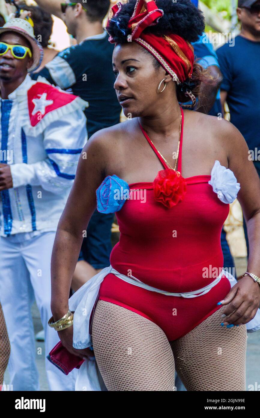 HAVANNA, KUBA - 22. FEBRUAR 2016: Teilnehmer einer Parade in der Straße San Rafael in Havanna Stockfoto