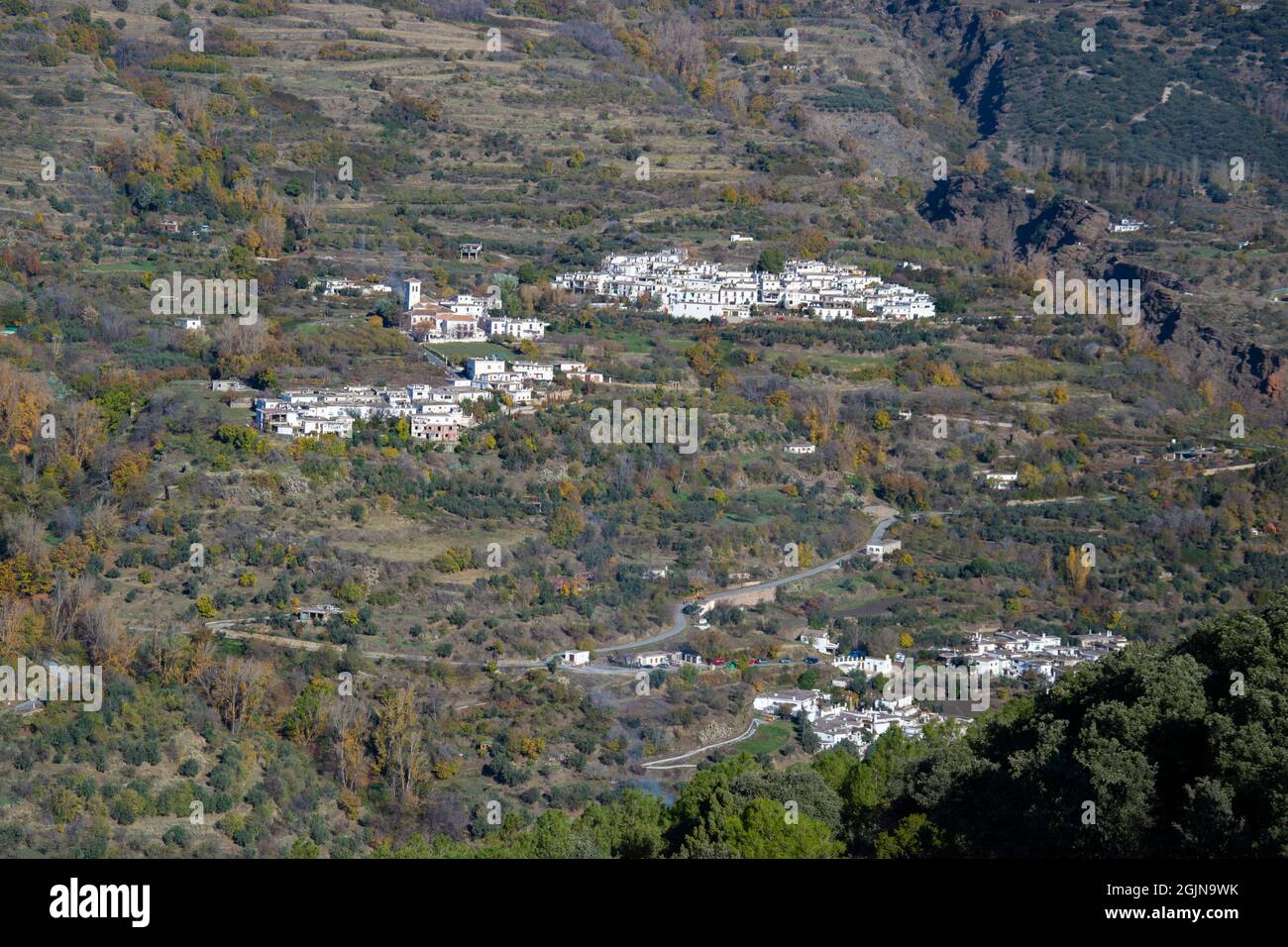 Panoramablick auf Mecina, Mecinilla und Fondales de la Taha in der Alpujarra im Herbst Stockfoto