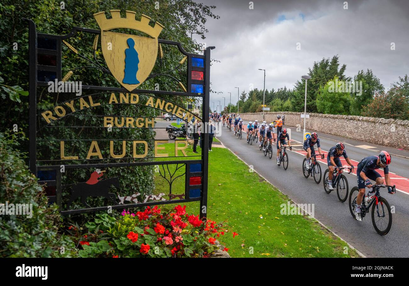 Lauder, Großbritannien. September 2021. 1Sport, News das Hauptfeld der Tour of Britain passiert Lauder in den Scottish Borders auf der vorletzten Etappe des Rennradrennens der Tour of Britain 2021. Die Strecke führt von Hawick nach Edinburgh. Quelle: phil wilkinson/Alamy Live News Stockfoto