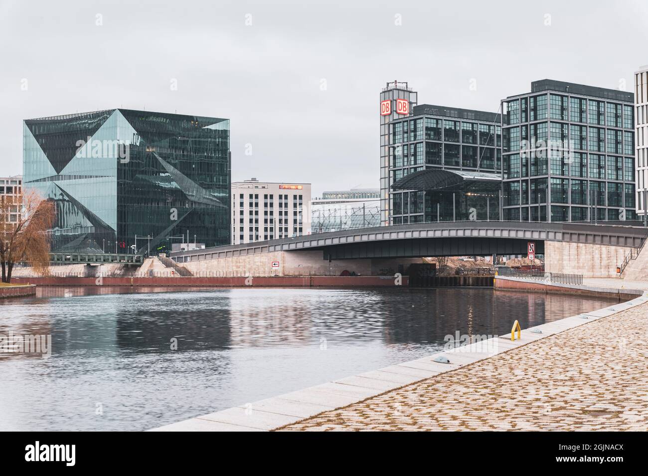 Blick auf den Hauptbahnhof und das intelligente Bürogebäude „Cube berlin“ Stockfoto