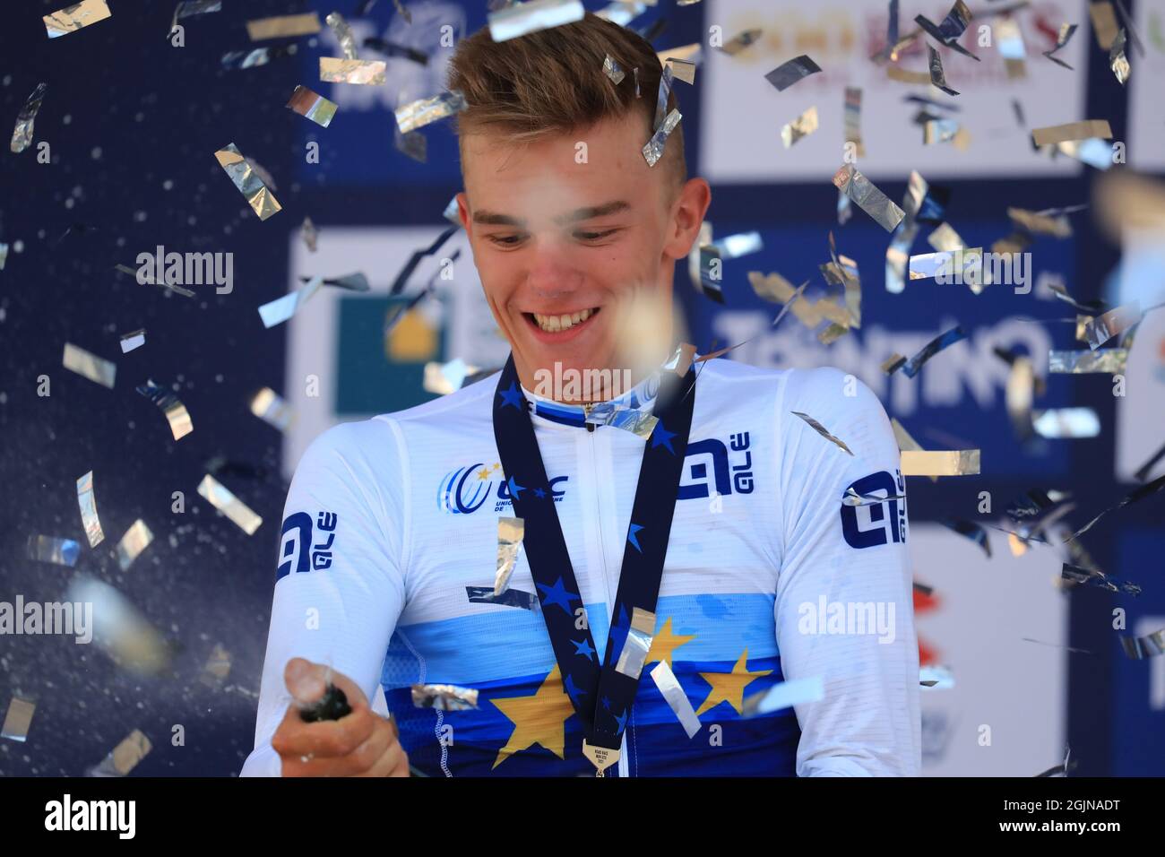 Trient, Italien. September 2021. 11. September 2021: Trient, Trentino&#x2013;Alto Adige, Italien: 2021 UEC Road European Cycling Championships, Mens U23 Finale; Thibau NYS (Bel) feiert auf dem Podium Credit: Action Plus Sports Images/Alamy Live News Stockfoto