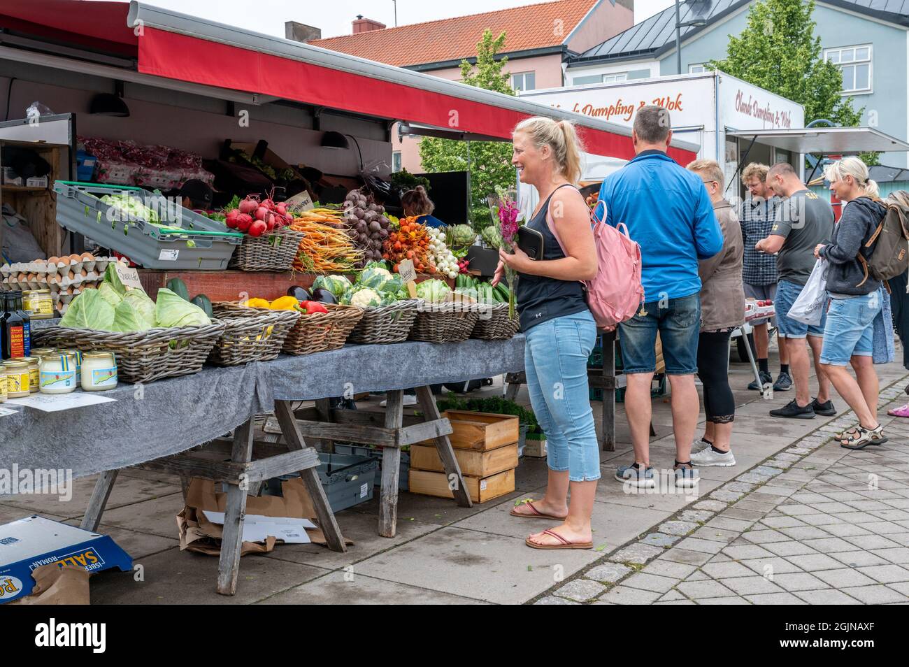 Gemüse und Wurzelgemüse zum Verkauf auf einem Markt in Borgholm auf der schwedischen Ostseeinsel Öland. Stockfoto