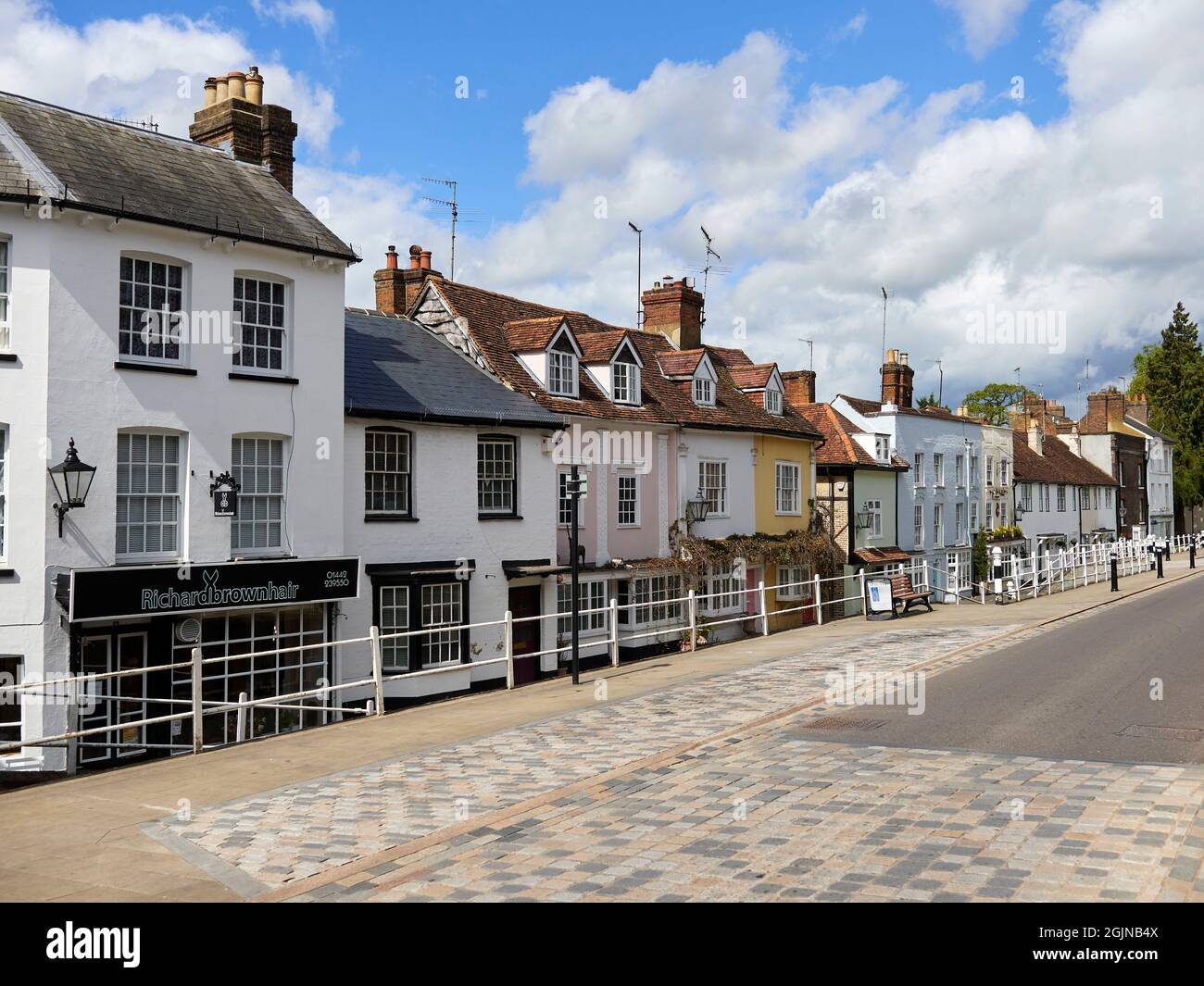 Die Tambury Gazette und zugehörige Gebäude im fiktiven Dorf Tambury für die Netflix-Hitserie After Life mit Ricky Gervais. Stockfoto