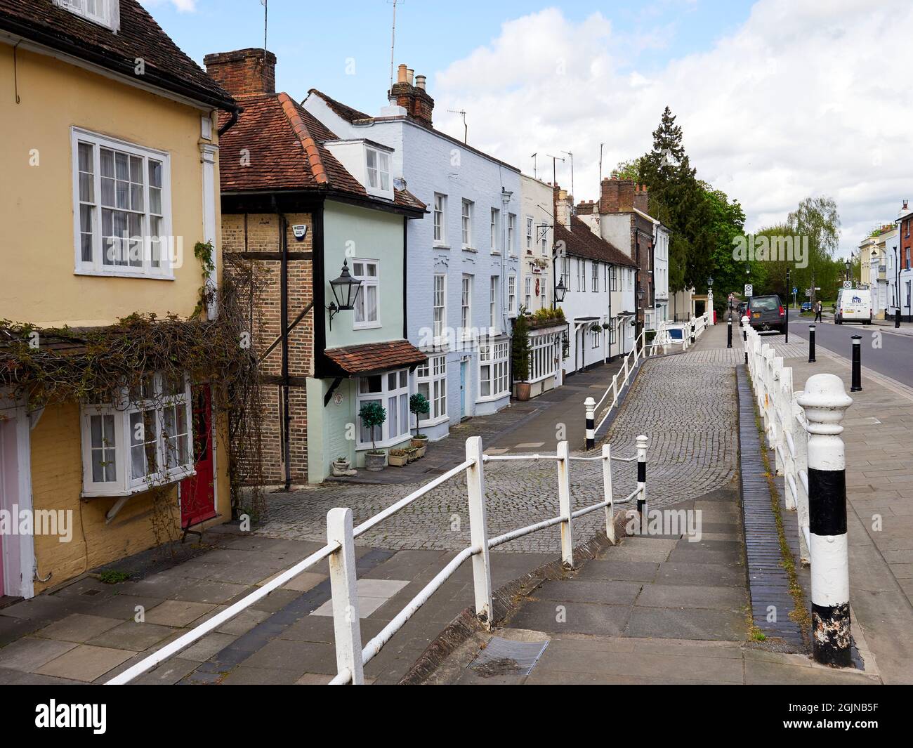 Die Tambury Gazette und zugehörige Gebäude im fiktiven Dorf Tambury für die Netflix-Hitserie After Life mit Ricky Gervais. Stockfoto