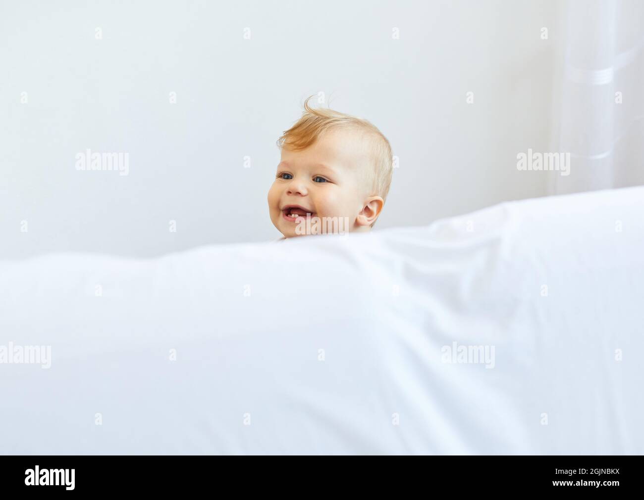 Kind Baby Junge spielend Kindheit Spielzeug Kleinkind niedlich Spaß wenig Stockfoto