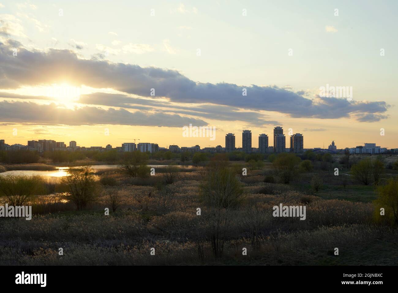 Sonnenuntergangslandschaft mit Naturpark Vacaresti Delta und Wohngebäuden in Bukarest, Rumänien Stockfoto