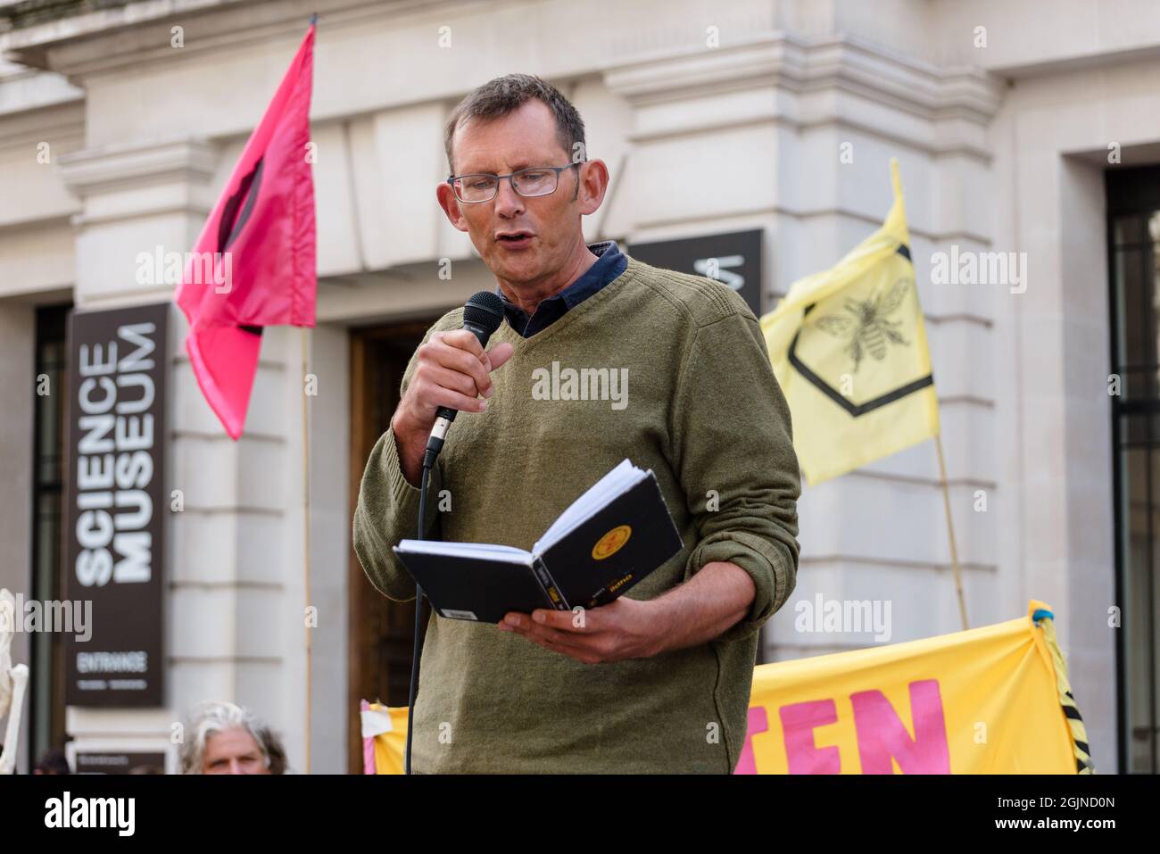 London, Großbritannien. August 2021. Extinction Rebellion Wissenschaftler kommen vor das Science Museum in London Stockfoto