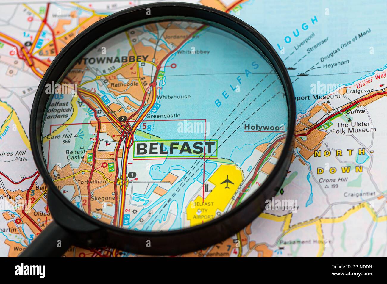 Karte von Belfast in Nordirland durch Lupe, Konzept der Planung der Reiseroute Stockfoto