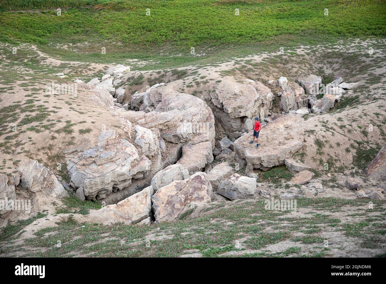 Junge schaut auf See Cerknica Dolinen, die trockene Seenebene im September, intermittierende See Cerknica, Slowenien Stockfoto