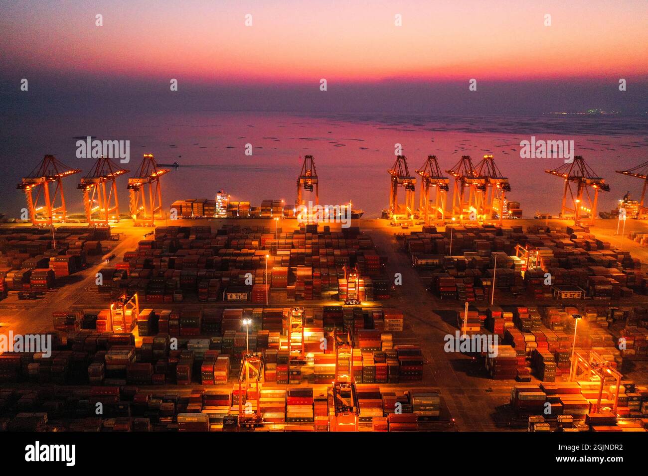 (210911) -- NANNING, 11. September 2021 (Xinhua) -- Luftfoto vom 14. Januar 2021 zeigt eine Ansicht des Containerschiffs im Hafen von Qinzhou, der autonomen Region Guangxi Zhuang im Süden Chinas. Seit China und der ASEAN 1991 Dialogbeziehungen aufgenommen haben, haben sich beide Seiten weiterhin für die Förderung der regionalen Entwicklung und des Wohlstands durch eine umfassende Zusammenarbeit und die Schaffung greifbarer Vorteile für die Menschen in der Region eingesetzt. (Xinhua/Cao Yiming) Stockfoto