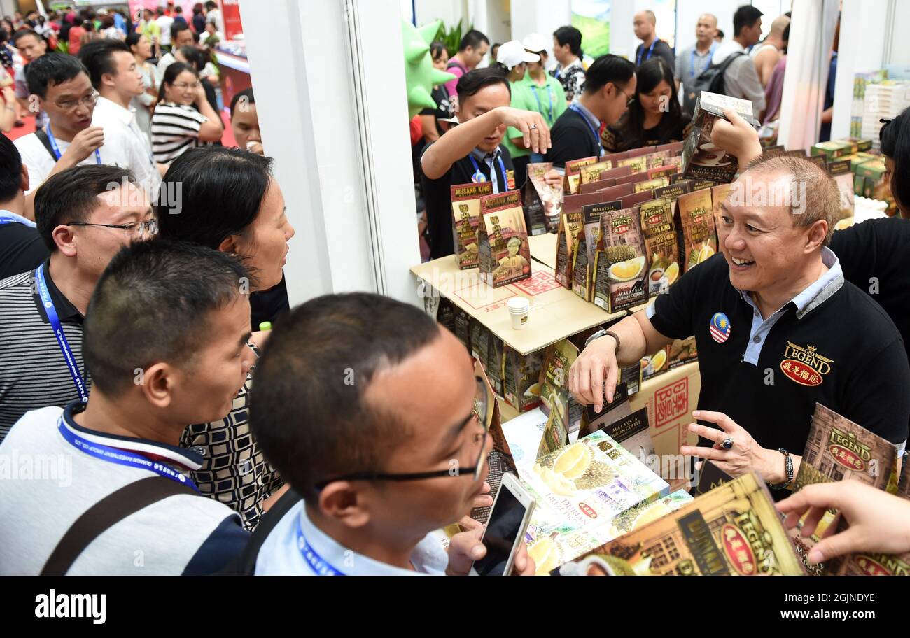 (210911) -- NANNING, 11. September 2021 (Xinhua) -- Besucher kaufen malaysische Waren während der 13. China-ASEAN Expo, die am 12. September 2016 in Nanning, der Autonomen Region Guangxi Zhuang, Südchina, stattfand. Seit China und der ASEAN 1991 Dialogbeziehungen aufgenommen haben, haben sich beide Seiten weiterhin für die Förderung der regionalen Entwicklung und des Wohlstands durch eine umfassende Zusammenarbeit und die Schaffung greifbarer Vorteile für die Menschen in der Region eingesetzt. (Xinhua/Lu Boan) Stockfoto