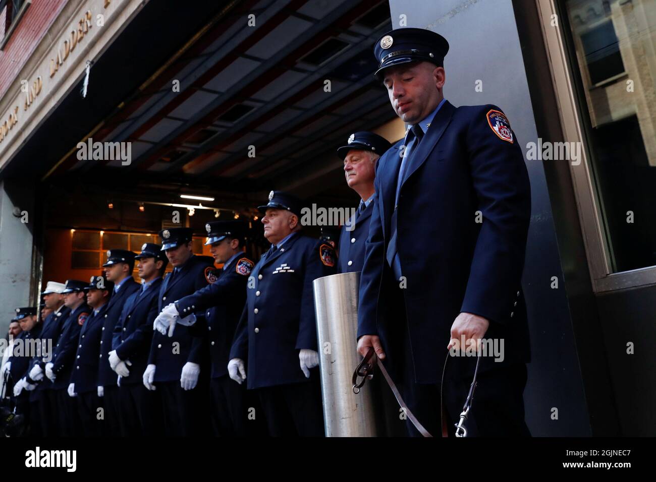 Feuerwehrleute nehmen an einer Zeremonie anlässlich des 20. Jahrestages der Anschläge vom 11. September 2001 im Feuerwehrhaus FDNY Engine 1/Ladder 24 in New York City, New York, USA, Teil, 11. September 2021. REUTERS/Shannon Stapleton Stockfoto