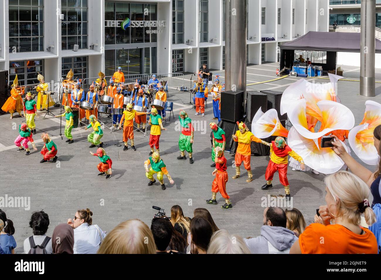 Wembley Park, London, Großbritannien. September 2021. Um ihren Umzug in den Wembley Park zu markieren, hat sich das Royal Philharmonic Orchestra mit kreativen Gruppen aus Brent zusammengetan, um „Wemba's Dream“ zu veranstalten – einen freien Tag mit Musik, Theater, Spoken Word und Tanz für Publikum jeden Alters. Brent Youth Theatre, Mahogany Carnival Arts und die St. Michaels and All Angels Steel Pan Band spielten „Festival of Dreams“ - Eine musikalische Traumfabel - zusammen mit Musikern des RPO auf dem Arena Square. Amanda Rose/Alamy Live News Stockfoto