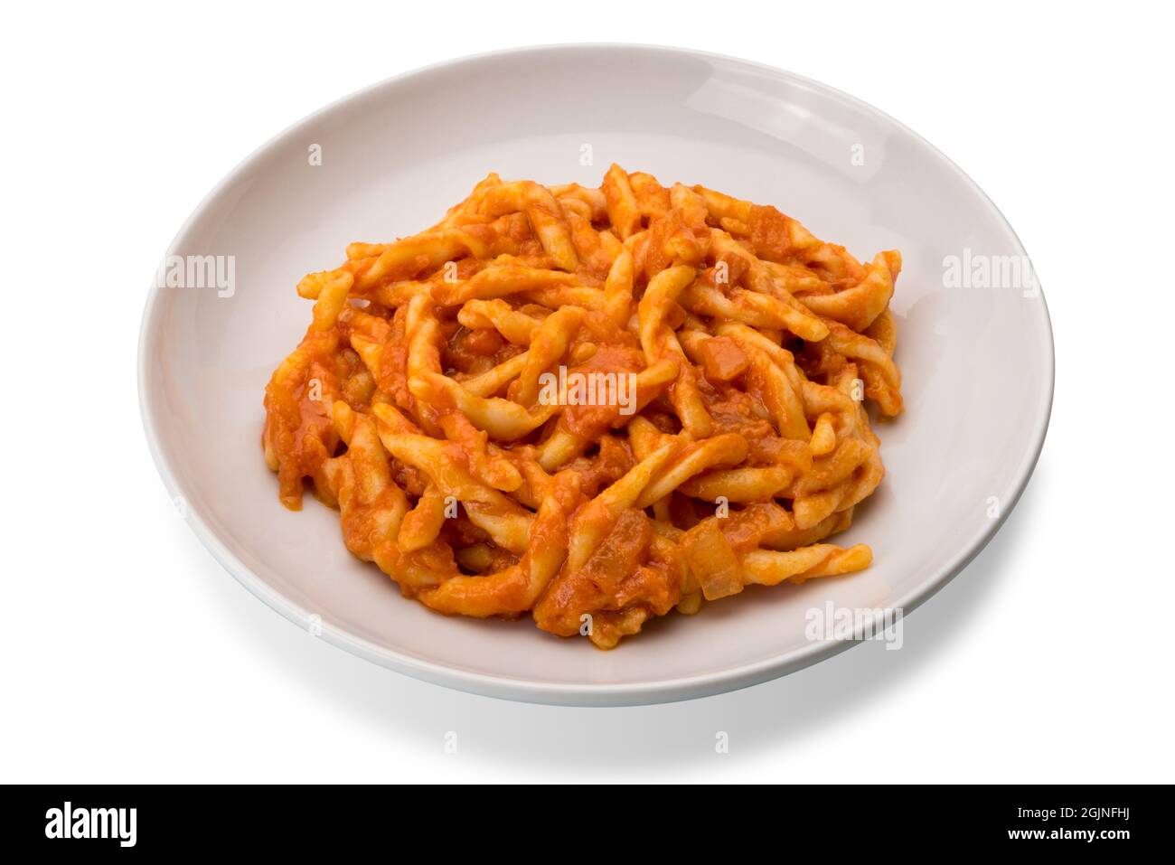 Strozzapreti Macaroni Pasta mit Tomatensauce in weißem Teller isoliert auf weißem Hintergrund Stockfoto