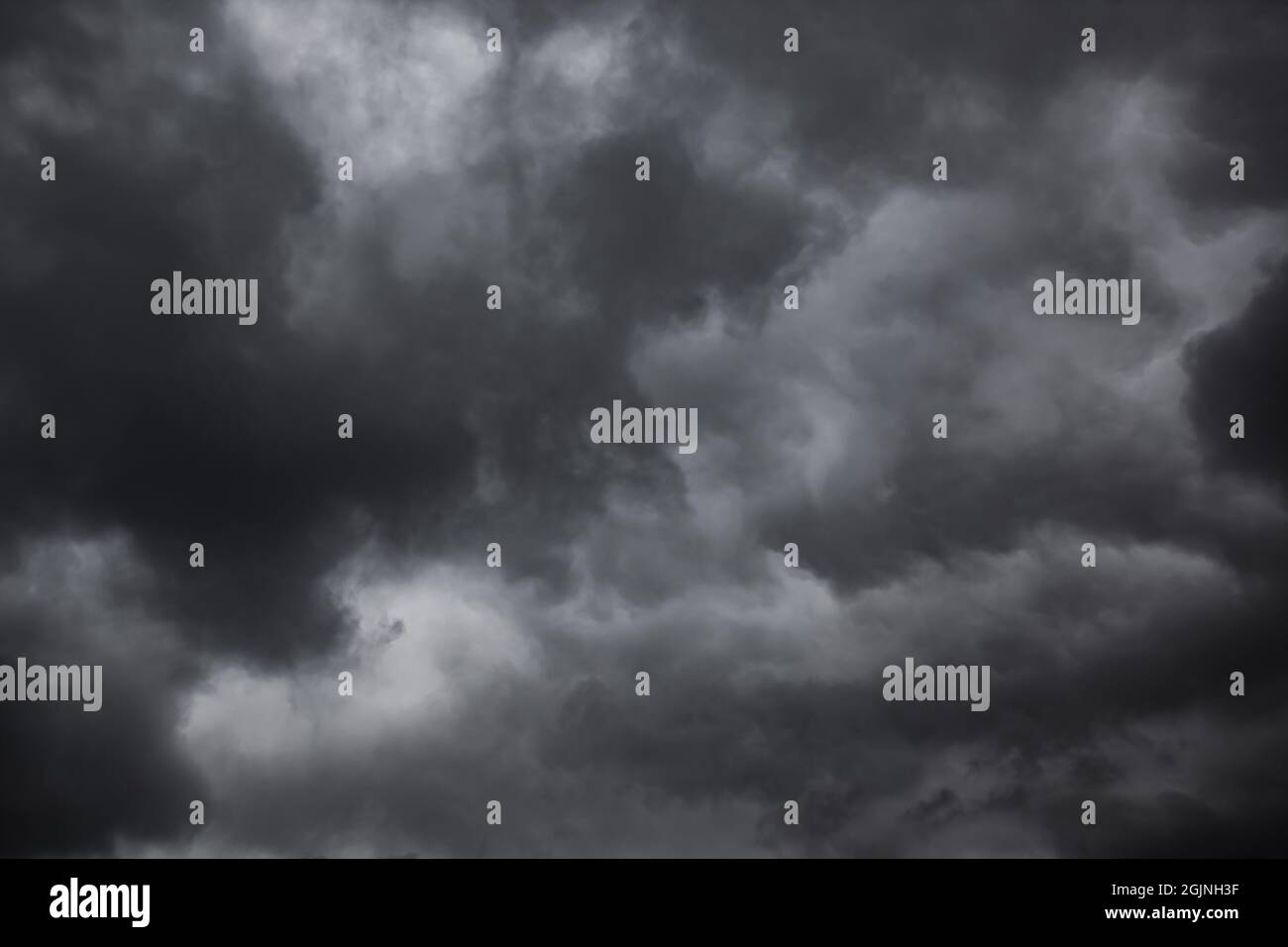 Dramatischer Himmel mit schwarzen stürmischen Regenwolken, kann als Hintergrund verwendet werden Stockfoto