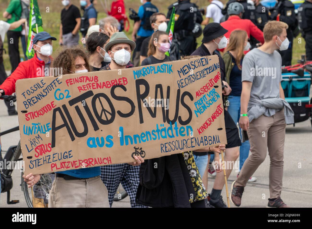 München, Deutschland. September 2021. Am 11.9.2021 demontieren in München Tausende Menschen auf der Ausstellung Demo gegen die Internationale Automobilausstellung ( IAA ). - am 11. September nahmen 2021 Tausende Aktivisten an einer Demonstration gegen die IAA Mobilität in München Teil. (Foto: Alexander Pohl/Sipa USA) Quelle: SIPA USA/Alamy Live News Quelle: SIPA USA/Alamy Live News Stockfoto